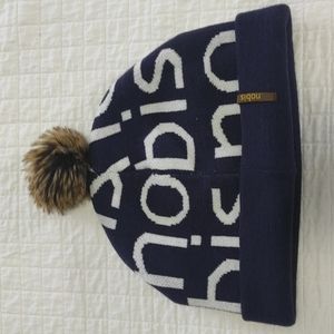 Nobis hat